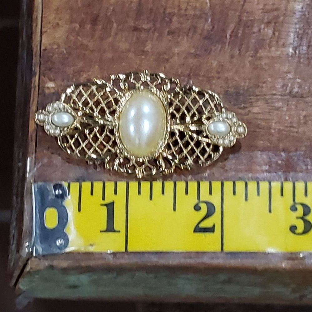Lovely Vintage Pin Brooch Gold Tone Filigree Faux Cabochon Pearls C Clasp EUC - Picture 4 of 4